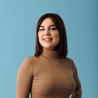 Foto Diana Foto von Testimonial Diana mit blauem Hintergrund.