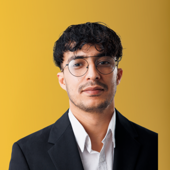 Foto Fayyaz Foto von Testimonial Fayyaz mit gelbem Hintergrund.