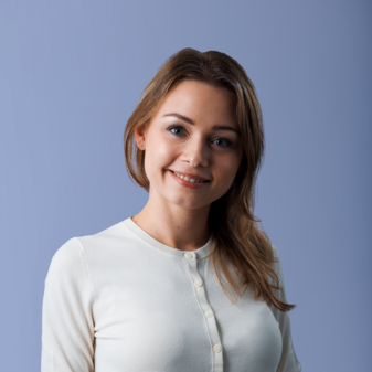 Foto Maria Foto von Testimonial Maria mit blauem Hintergrund.