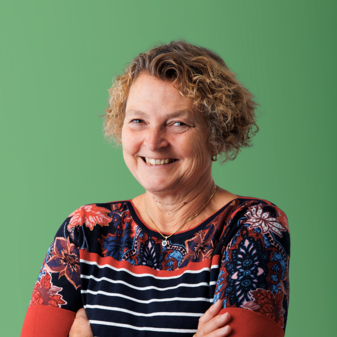 Foto Irene 2 Foto von Testimonial Irene mit grünem Hintergrund.