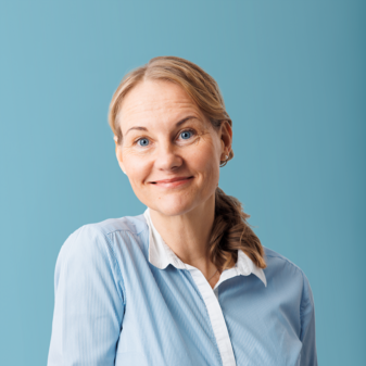 Foto Merje Foto von Testimonial Merje mit blauem Hintergrund.