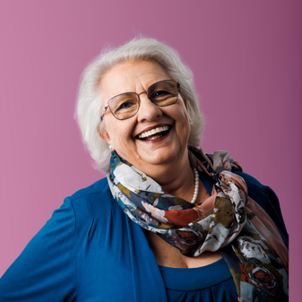 Foto Margit Foto von Testimonial Margit mit rosa Hintergrund.