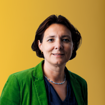 Foto Christina Foto von Testimonial Christina mit gelbem Hintergrund.