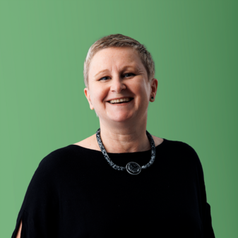 Foto Birgitt Foto von Testimonial Birgitt mit grünem Hintergrund.