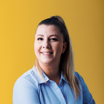 Foto Bianca 2 Foto von Testimonial Bianca mit gelbem Hintergrund.