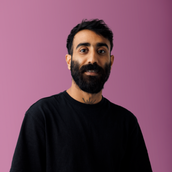 Foto Kaveh Foto von Testimonial Kaveh mit rosa Hintergrund.