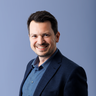 Foto Konstantin Foto von Testimonial Konstantin mit blauem Hintergrund.