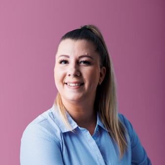 Foto Bianca Foto von Testimonial Bianca mit rosa Hintergrund.