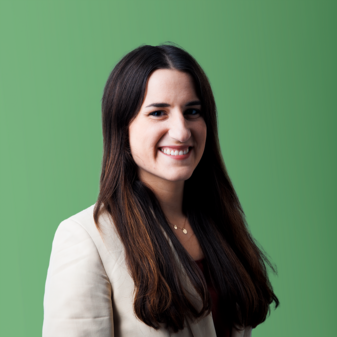 Foto Stephanie Foto von Testimonial Stephanie mit grünem Hintergrund.