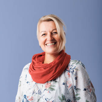 Foto Elisabeth Foto von Testimonial Elisabeth mit blauem Hintergrund.