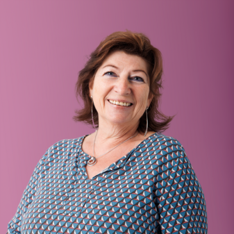 Foto Silvia 2 Foto von Testimonial Silvia mit rosa Hintergrund.