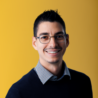 Foto Peter 2 Foto von Testimonial Peter mit gelbem Hintergrund.