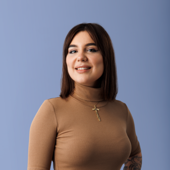 Foto Diana 2 Foto von Testimonial Diana mit blauem Hintergrund.