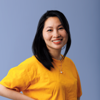 Foto Phuong Foto von Testimonial Phuong mit blauem Hintergrund.