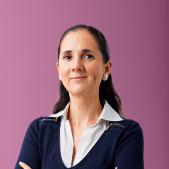 Foto Annamaria Foto von Testimonial Annamaria mit rosa Hintergrund.