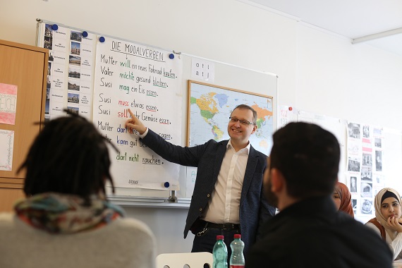 ÖIF Kursangebote: Ein Lehrer unterrichtet eine Klasse. ÖIF Kursangebote: Ein Lehrer unterrichtet eine Klasse.